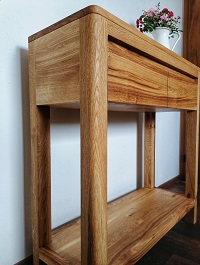 Konzolový stolek z dubového masivu